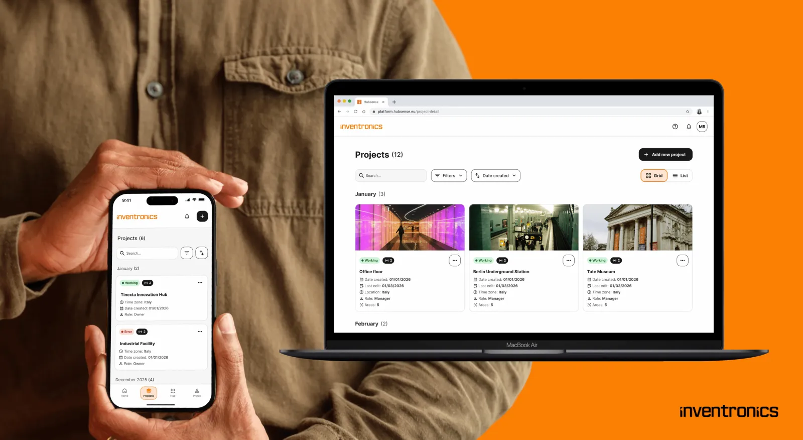 Due mani reggono un telefono con l'elenco dei progetti Hubsense, accanto a un laptop che mostra gli stessi progetti nella web app su sfondo arancione.